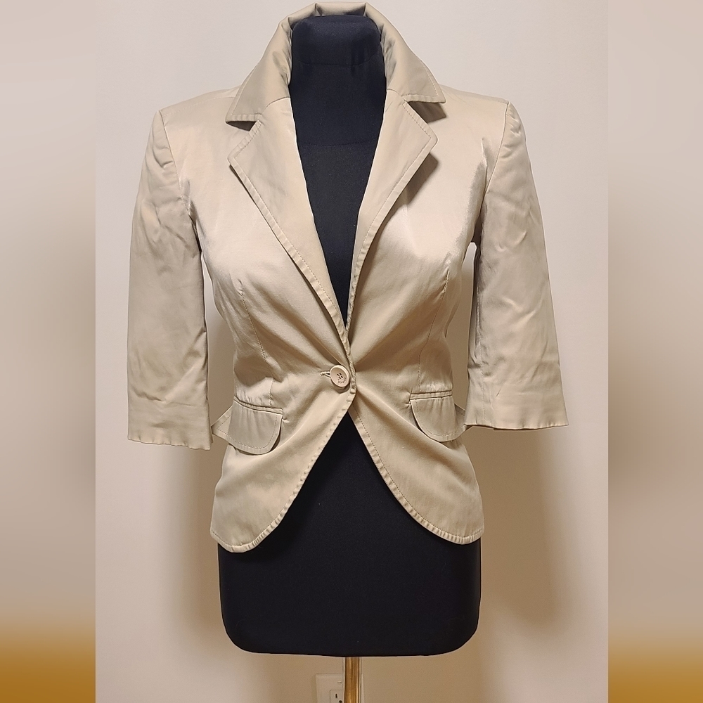 KOR@KOR Ecru satin cropped fitted blazer